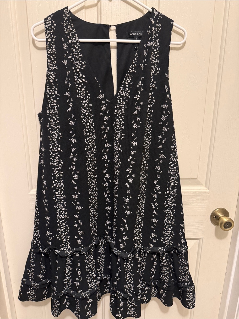 BCBG Black and White Floral V-Neck Ruffle Hem Sleeveless Tunic